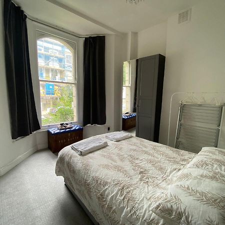 Bustling Western Apartment Londres Extérieur photo