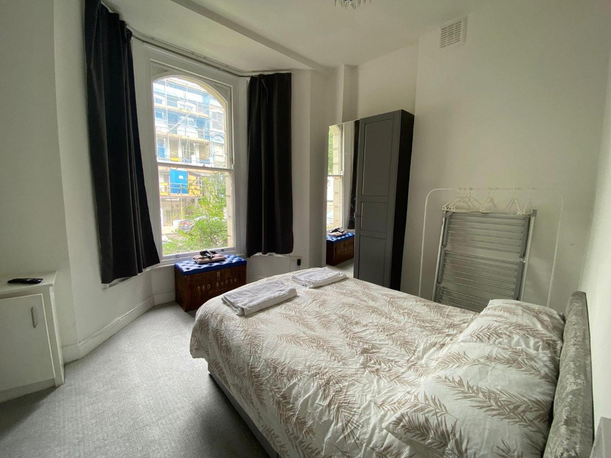 Bustling Western Apartment Londres Extérieur photo